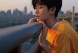 娱乐吃瓜的头像男生真人,网络红人“吃瓜男”的真实身份与生活