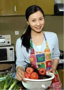 娱乐吃瓜酱小时候的保姆,娱乐吃瓜酱童年趣事揭秘